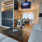 Olmo Luxury - By Myhomeincomo * Όπως